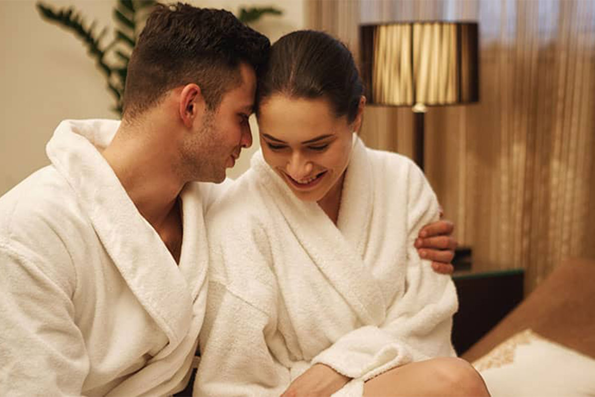 Paar im Bademantel im Private Spa vom THE GRAND Ahrenshoop.