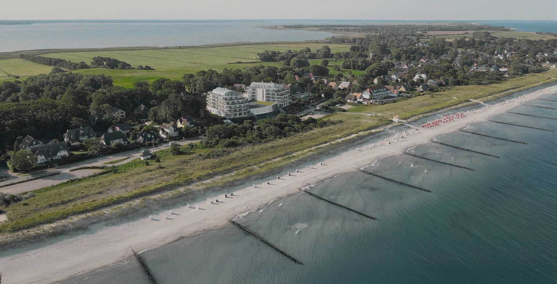 Luftaufnahme von Strand, Ostsee und dem Hotel THE GRAND Ahrenshoop.