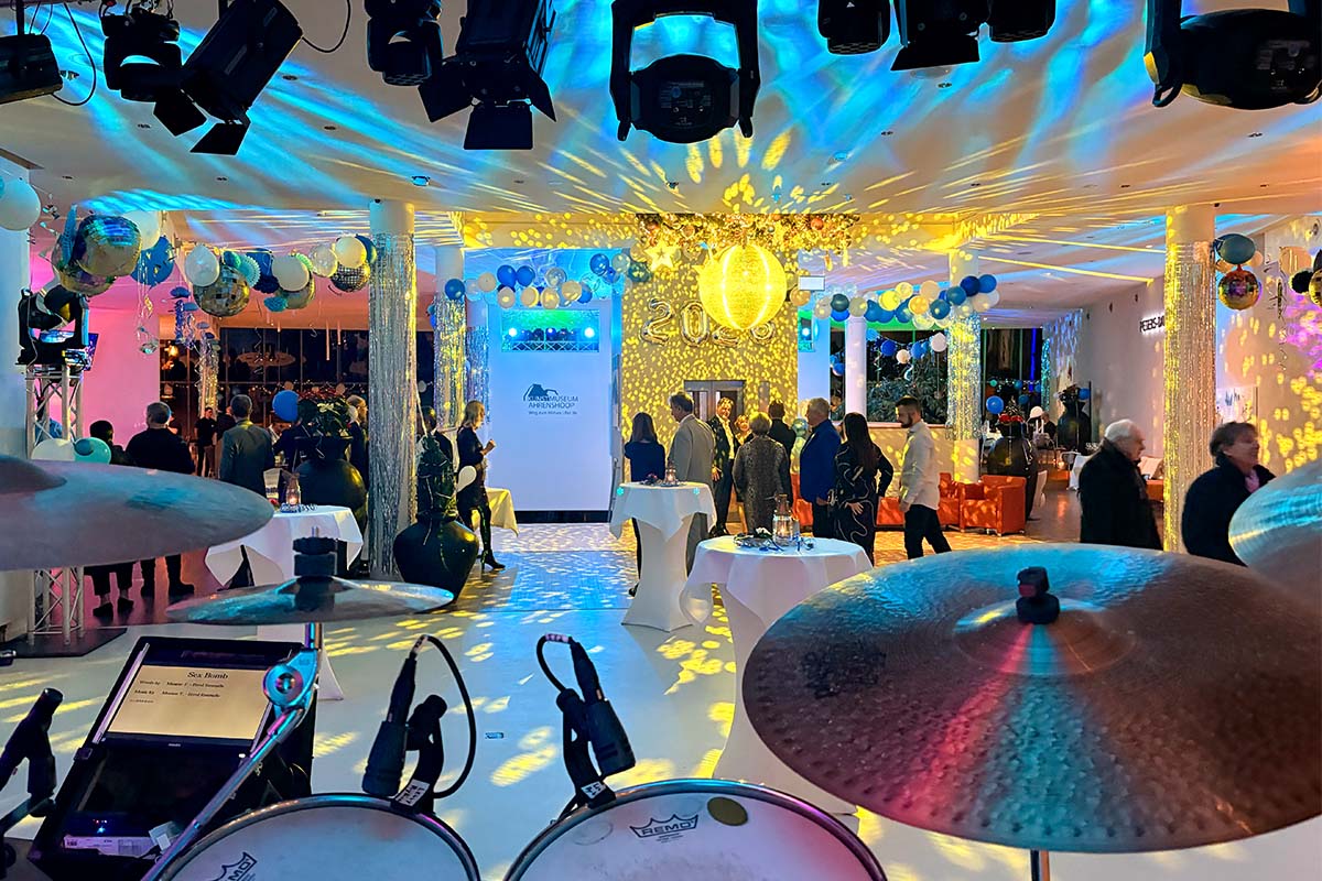 Festlich dekorierter Saal bei der Silvesterparty im THE GRAND Ahrenshoop.