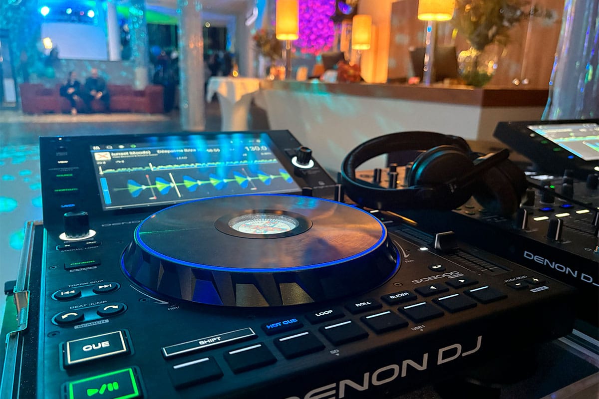 DJ Mischpult bei der Silvesterparty an der Ostsee.