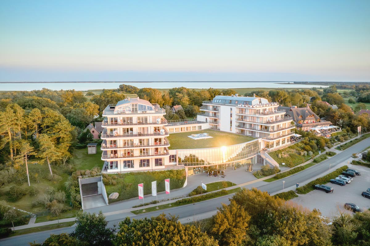 Luftaufnahme vom THE GRAND Ahrenshoop auf Fischland-Darß-Zingst.