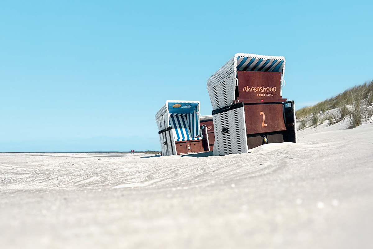 Strandkörbe am Sandstrand von Ahrenshoop an der Ostsee.