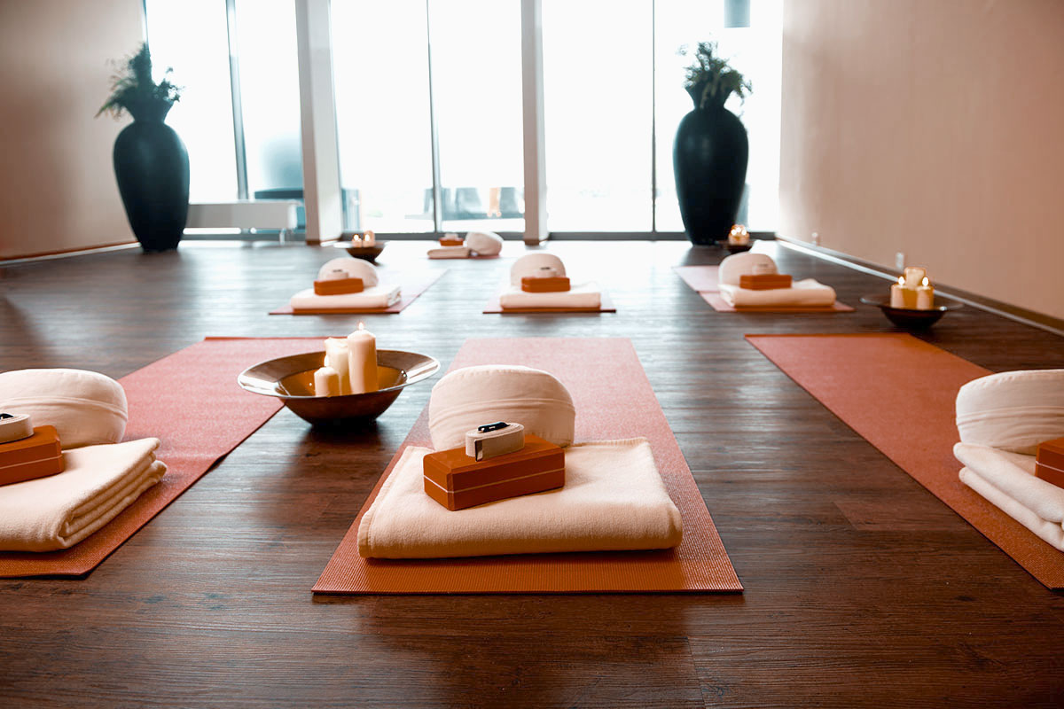 Yogamatten und Kerzen im Yogaraum an der Ostsee.