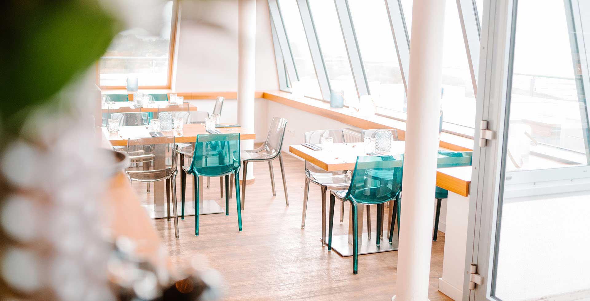 Gedeckter Veranstaltungsraum im THE GRAND Ahrenshoop während einer Ausbildung in der Veranstaltungsgastronomie.