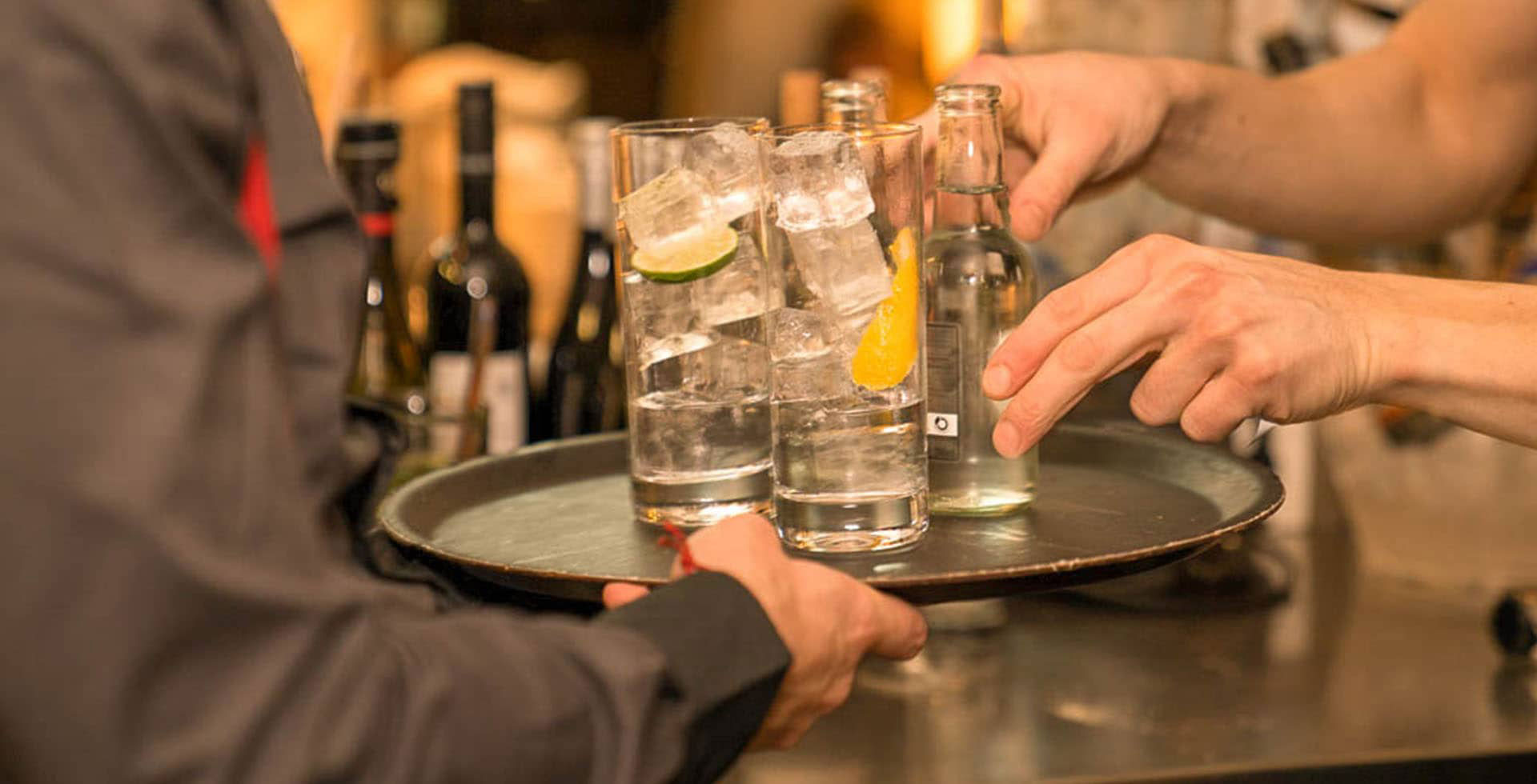 Chef de Rang (m/w/d) serviert Getränke im THE GRAND Ahrenshoop während des Gästeservices.