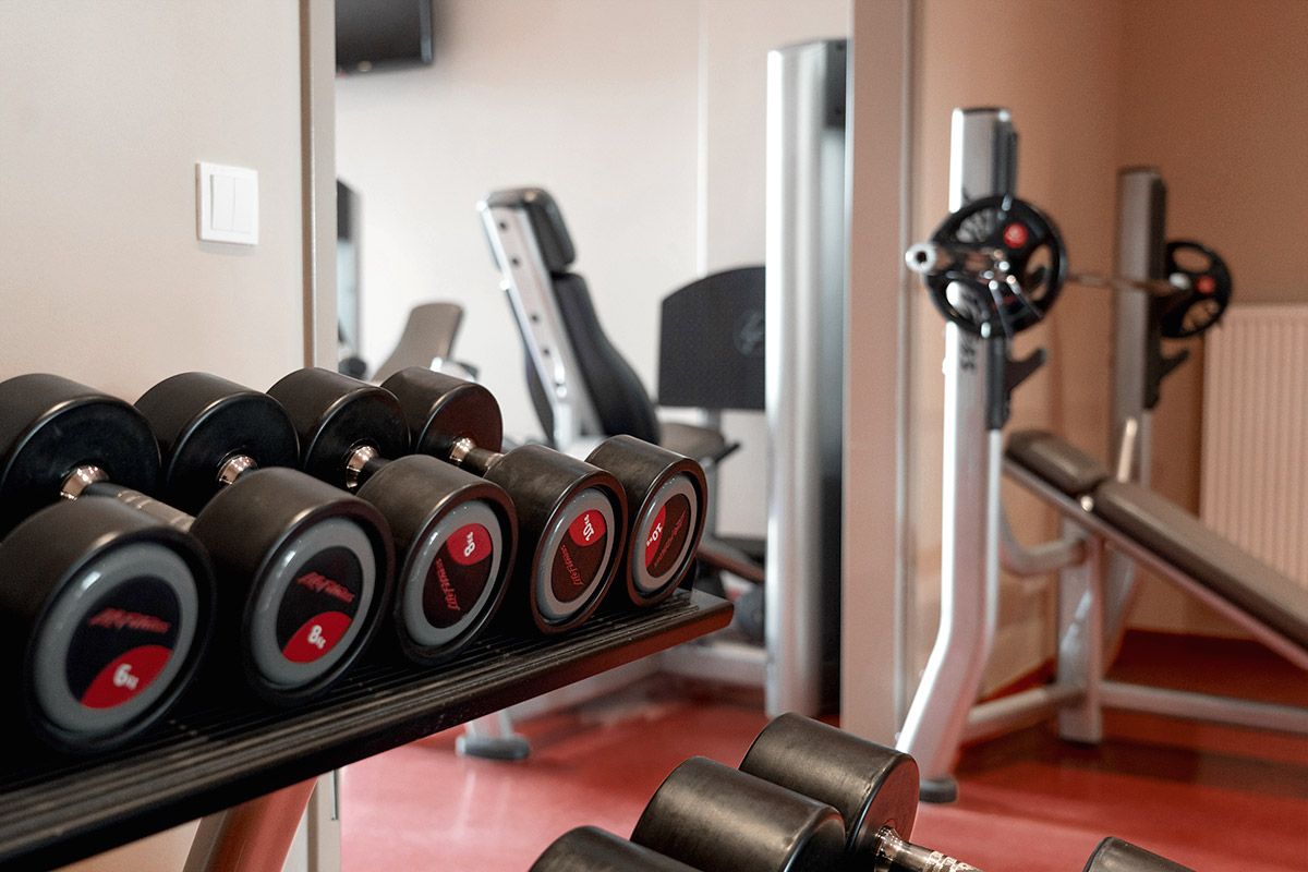 Fitnessraum an der Ostsee mit Hanteln und Trainingsgeräten.
