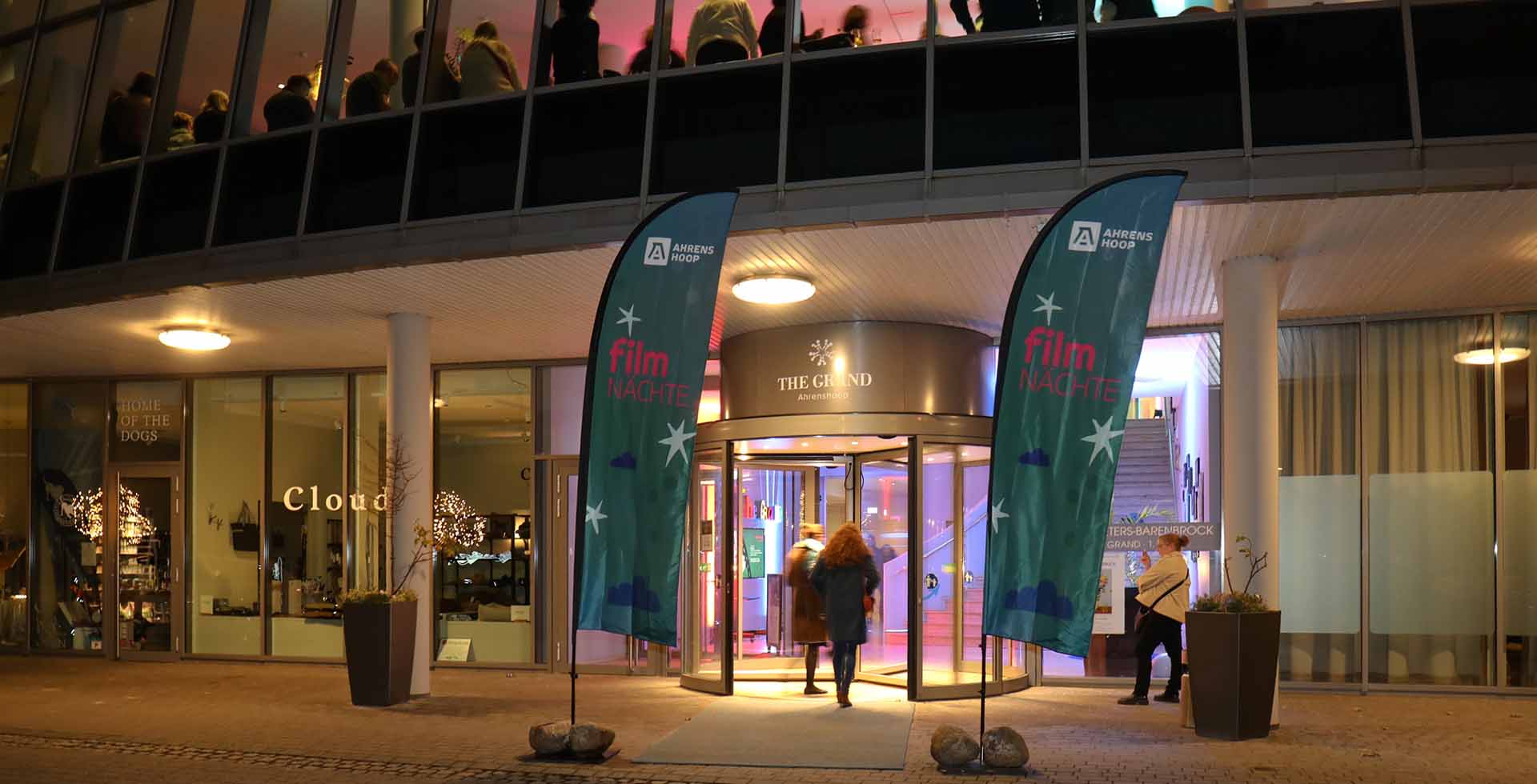 Eingang des THE GRAND Ahrenshoop während der Ahrenshooper Filmnächte am Abend.