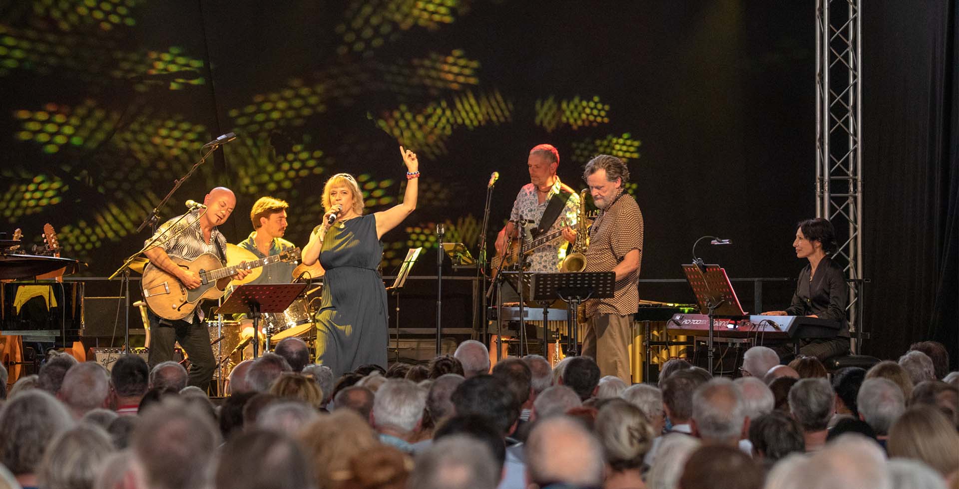 Band auf der Bühne beim Jazzfest im THE GRAND Ahrenshoop vor großem Publikum.