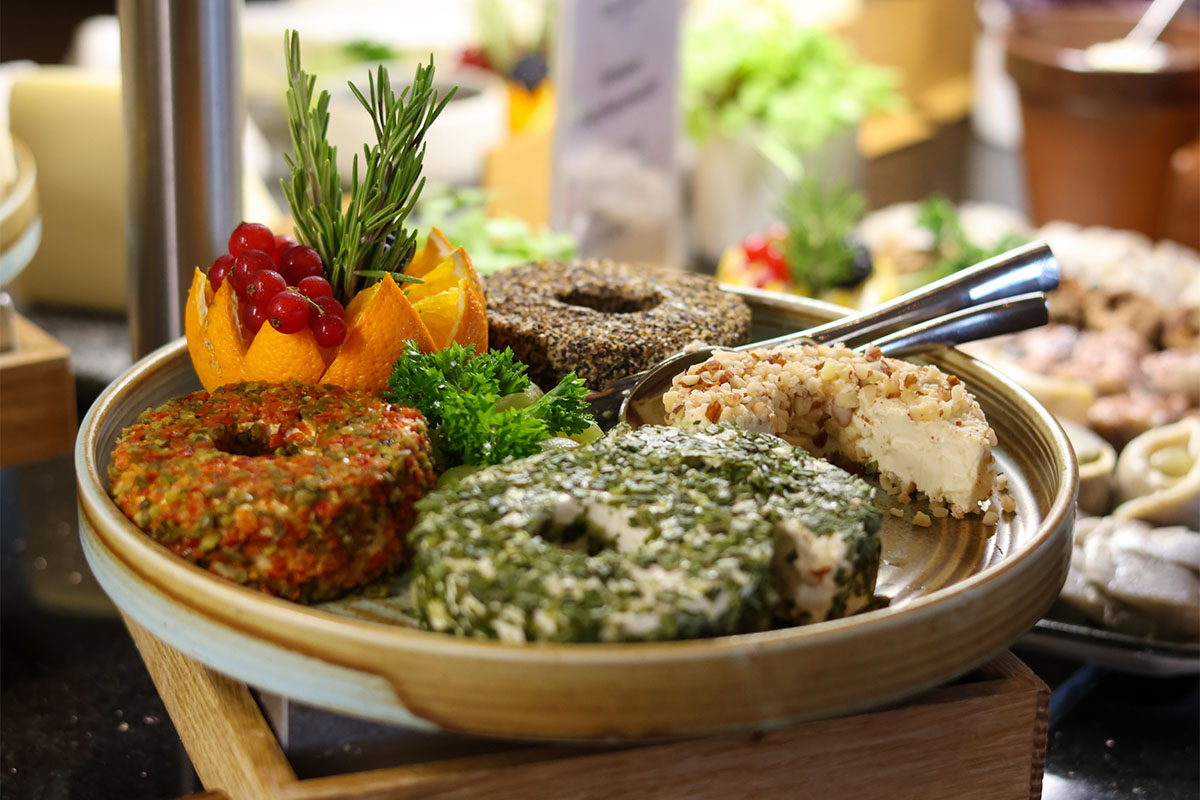 Herzhafte vegetarische Aufstriche aus Kräutern, Gemüse und Körnern an der Ostsee.
