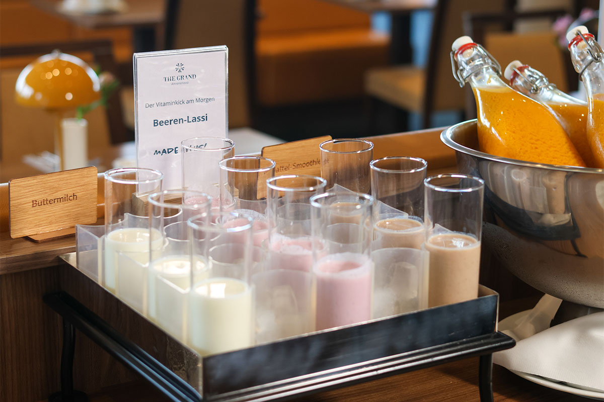 Gläser mit verschiedenen Smoothies und Lassis in hellen Farben im THE GRAND Ahrenshoop.