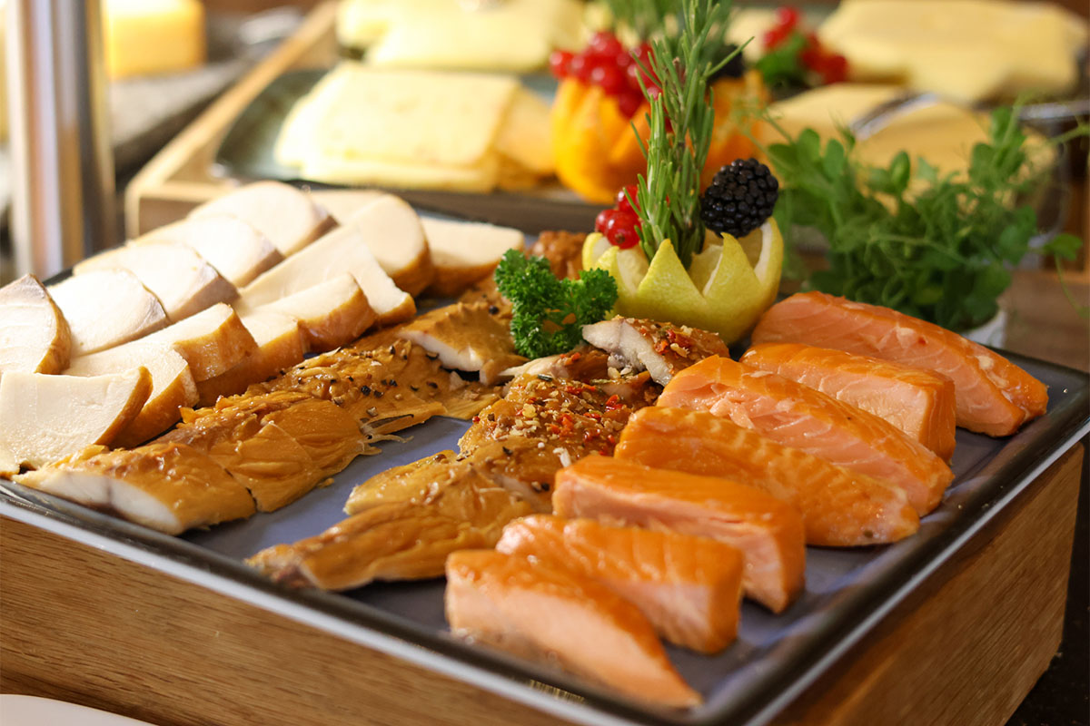 Auswahl an Lachs und Fischspezialitäten mit Kräutern und Zitrusfrüchten auf Fischland-Darß.