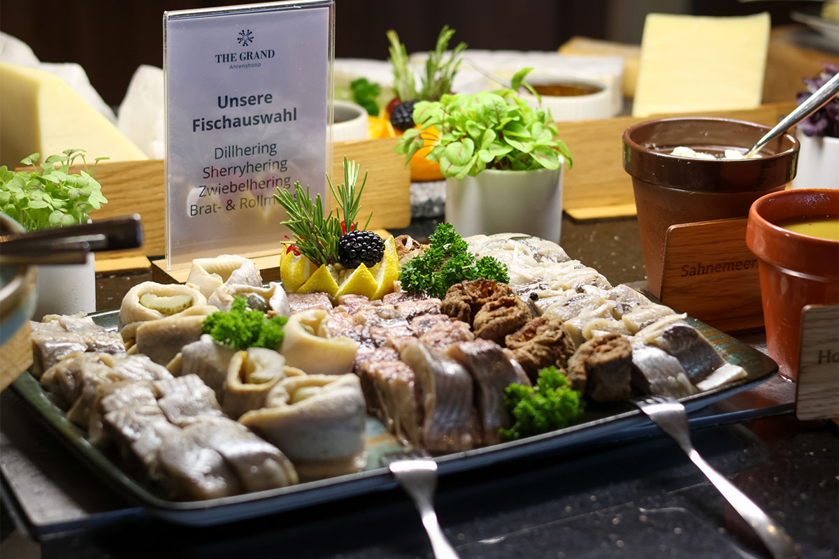 Frische Fischauswahl mit Hering und Rollmops zum Frühstück an der Ostsee.