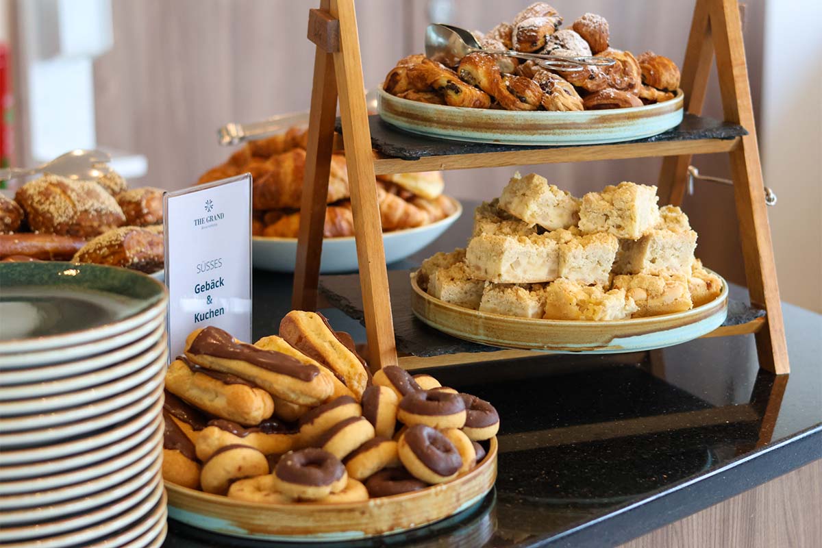 Etagere mit süßem Gebäck, Keksen und Kuchen am Frühstücksbuffet im THE GRAND Ahrenshoop.