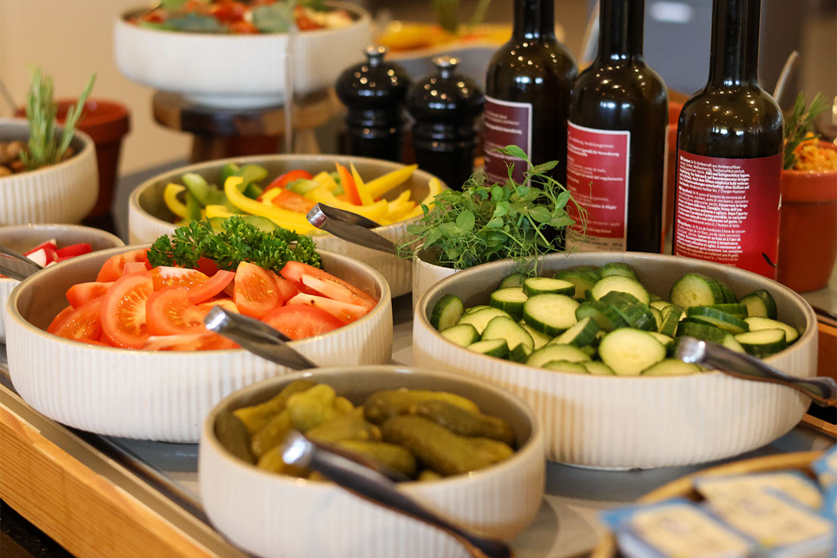 Schalen mit Tomaten, Gurken, Paprika und Essiggurken am Frühstücksbuffet auf Fischland-Darß-Zingst.