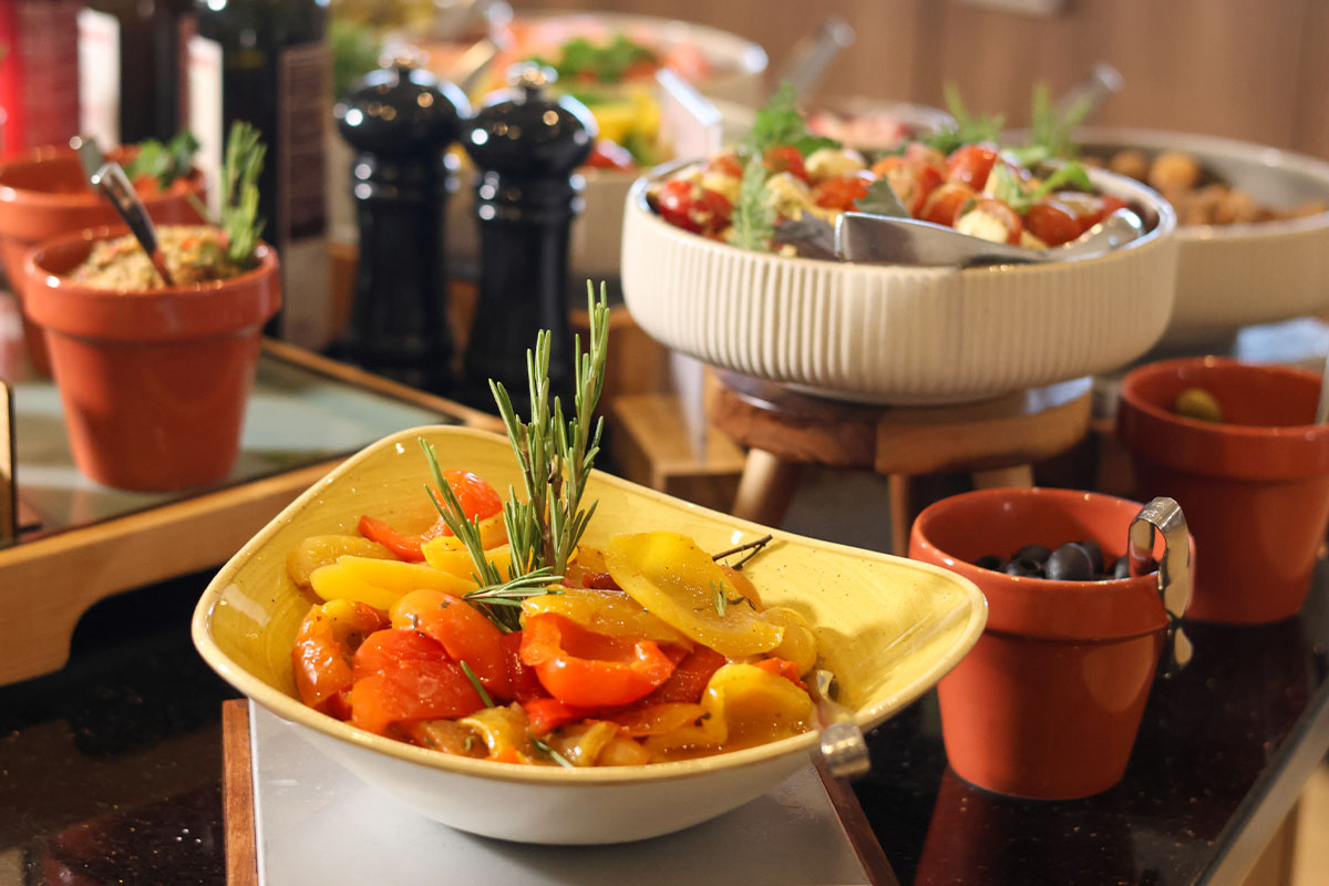 Schale mit gegrilltem Gemüse und Rosmarin steht am Frühstücksbuffet im THE GRAND Ahrenshoop.