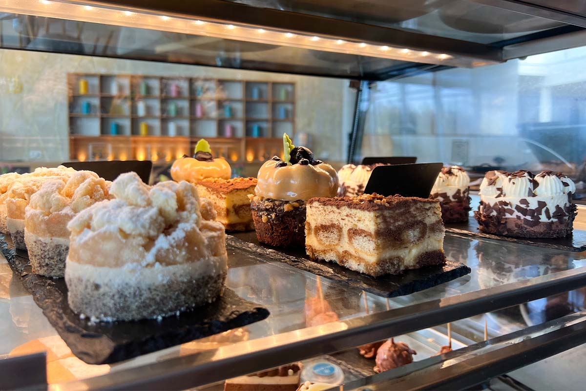 Verschiedene Schokoladenkuchen stehen in der Vitrine der THE GRAND Patisserie.