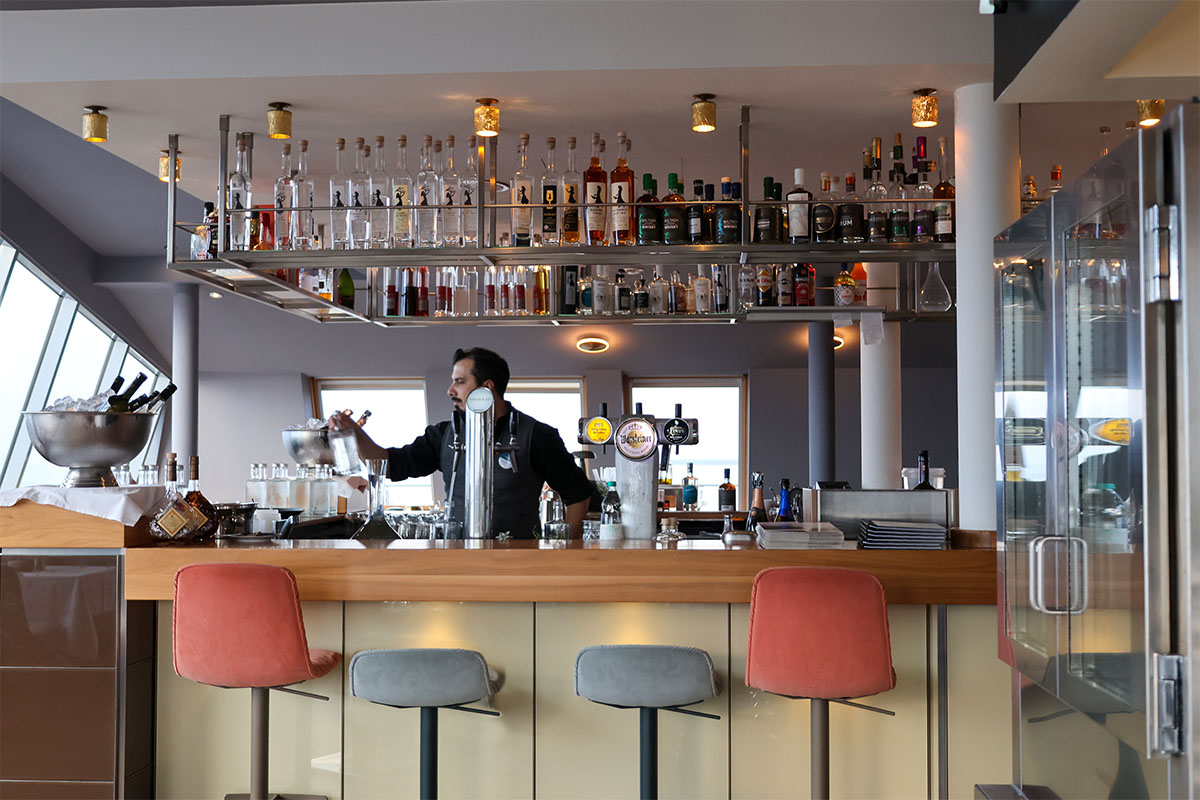 Bartender bereitet einen Drink an der Bar im Restaurant WEITBLICK in Ahrenshoop zu.
