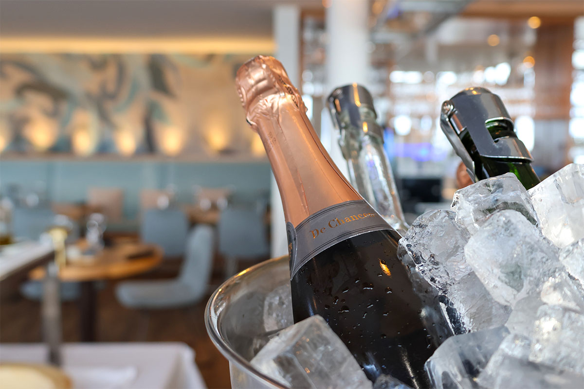 Gekühlte Champagnerflaschen stehen in einem Eiskübel im Restaurant WEITBLICK in Ahrenshoop.