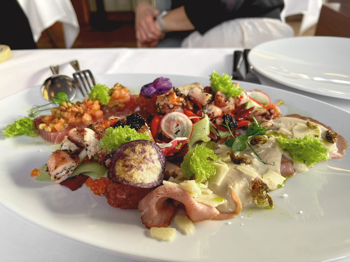 Kreative Komposition aus Fisch, Meeresfrüchten und saisonalen Zutaten im WEITBLICK Restaurant an der Ostsee