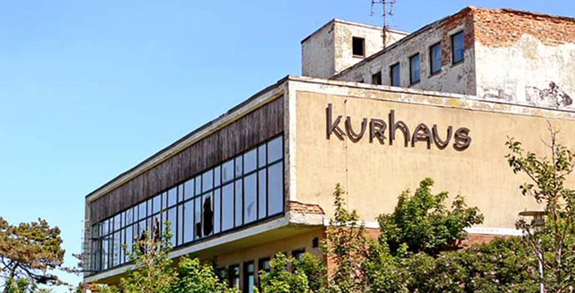 Detailansicht des alten Kurhauses Ahrenshoop mit Schriftzug, kurz vor dem Verfall.