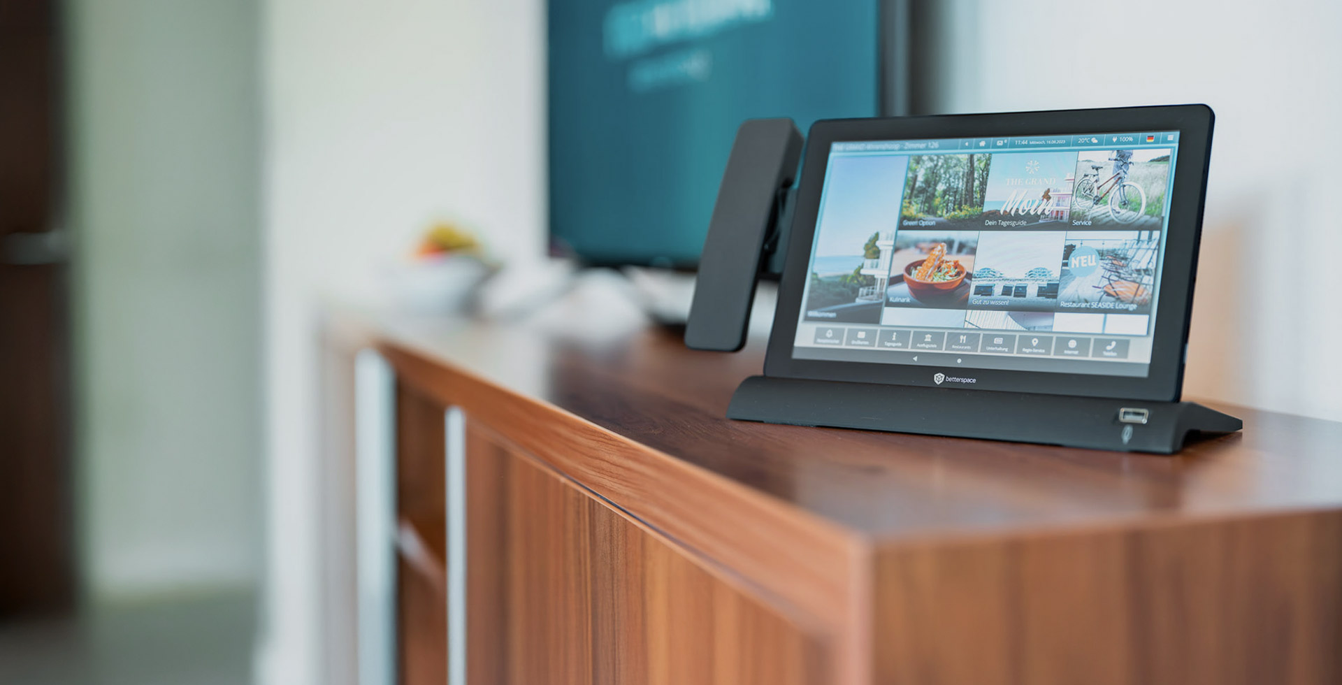 Digitales Infotablet auf einem Sideboard im Zimmer des THE GRAND Ahrenshoop.
